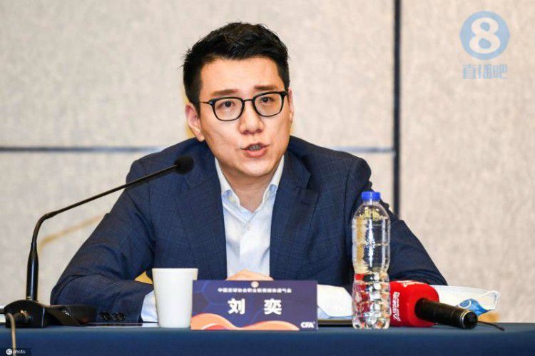 英语老师挽起裙子坐在我腿上